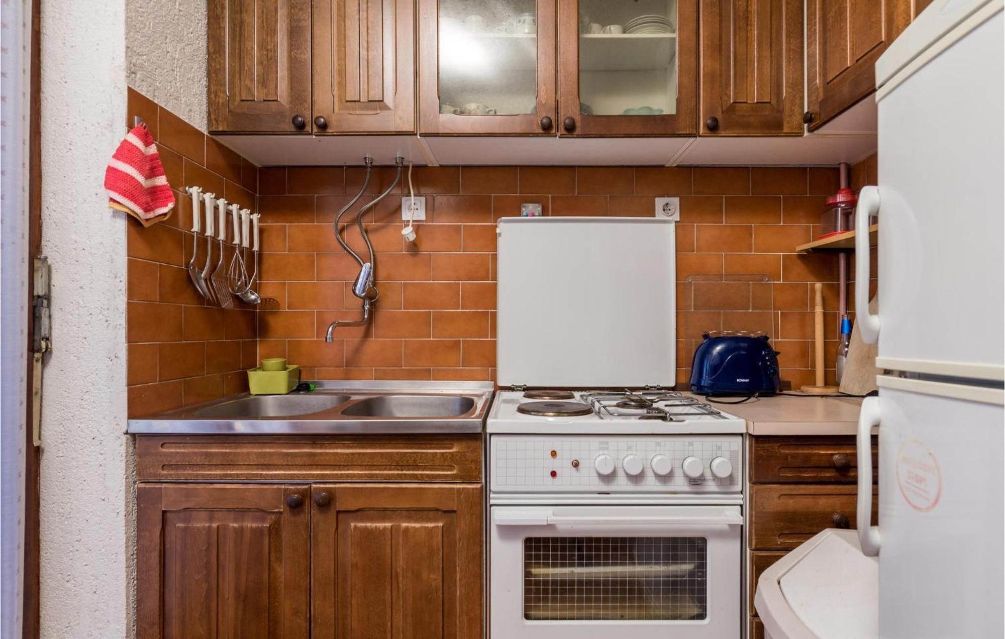 2 Bedroom Nice Apartment In Jablanac Ngoại thất bức ảnh